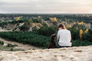 Mujer y perro en la naturaleza.