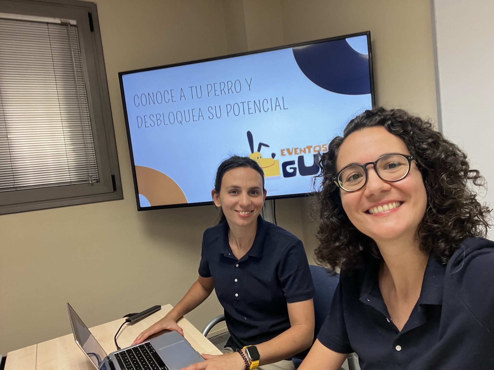 Ío Almagro y Beatriz Aguilar de Eventos GUAU preparando una evaluación comportamental canina online